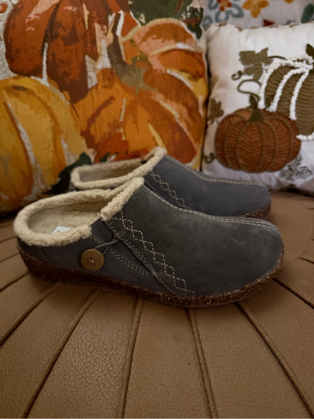 Earth Origins Aurora Johanna Suede Clogs Grey & Brown Button Stitches – Size 8